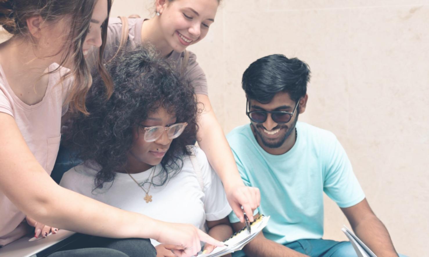 Teilnehmerin arbeitet konzentriert an ihrer persönlichen Vermögensstrategie