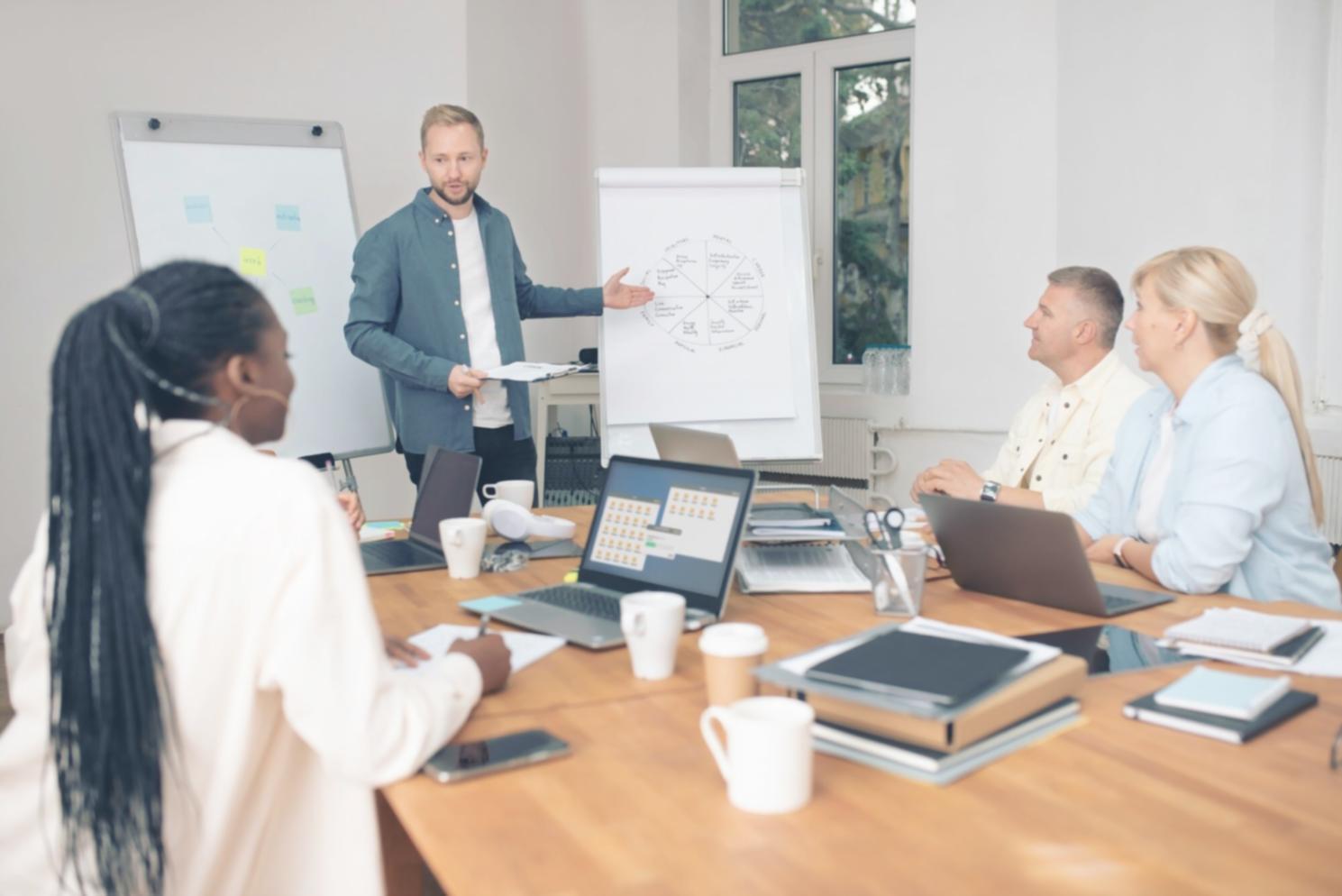 Arbeitsplatz mit Finanzunterlagen und Laptop während der Entwicklungsphase